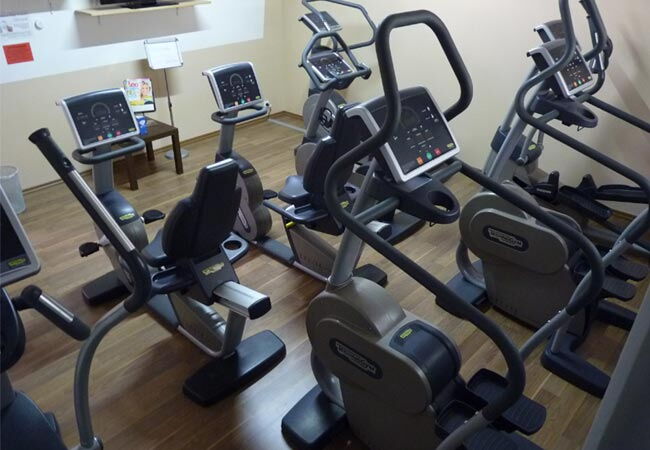 Fitness Fahrräder in einem Sportstudio